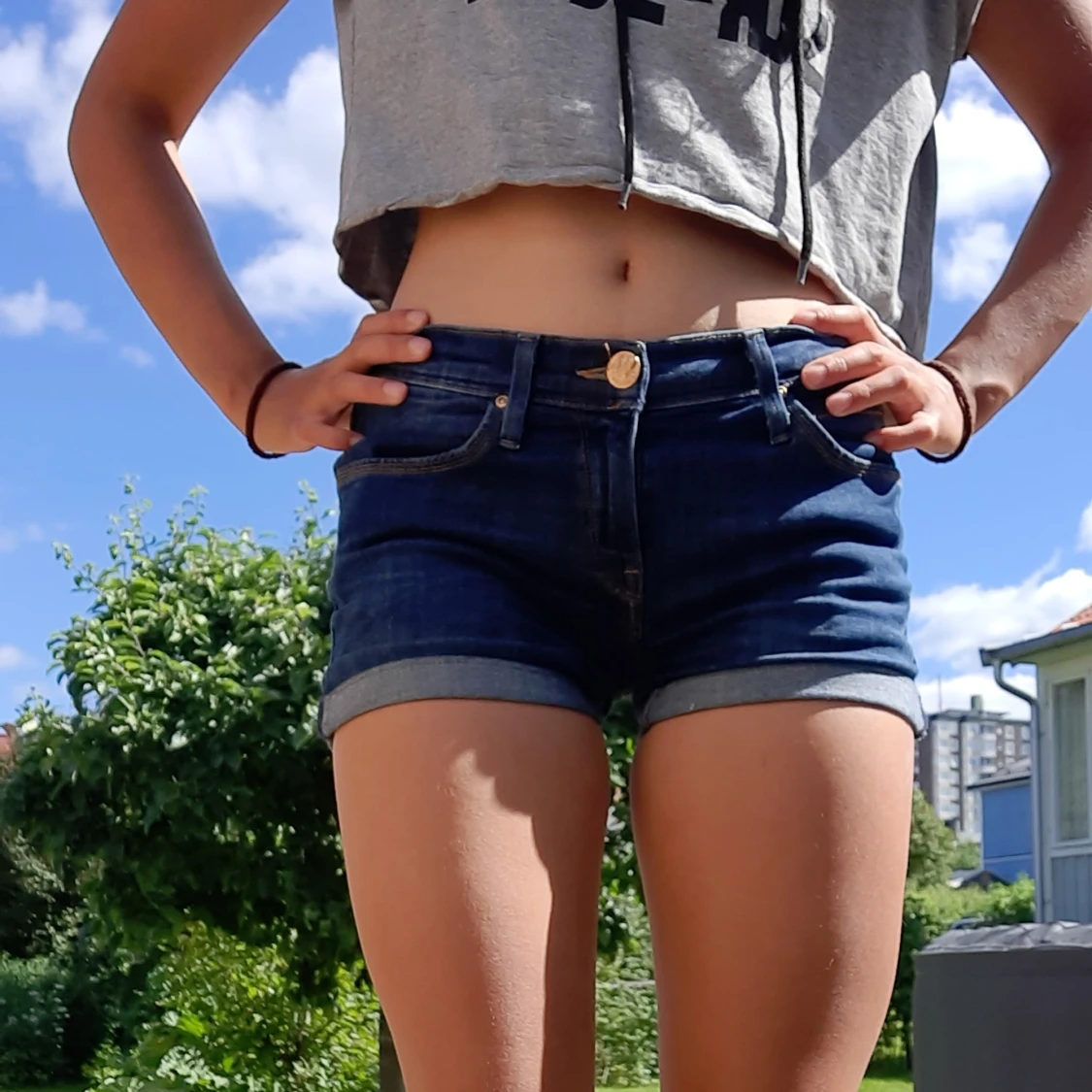 Lee shorts. Då jag gillar mer högmidjade byxor så har jag inte använt dessa shorts på det senaste året. Man kan ju dra upp dem i midjan lite mer än på bilderna. Säljer kläder eftersom jag har köpt saker på sistone och vill köpa mer sen fast begagnat  - 90