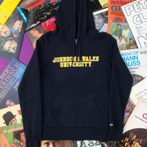 HOODIE!! 💿💿 - Riktigt klassisk college champion hoodie från Johnson & Wales university från deras main campus i Providence i Rhode Island. Tröjan har några år på nacken och är i bra skick, lite crackings i trycket men inget som stör. Hoodien är lite tunnare än en vanlig hoodie, fint nu till sommaren. Tröjan är M men skulle säga att tröjan är XS/S. Tveka inte att höra av dig om du undrar något. Ord pris; 299! ✌🏻💫🌱