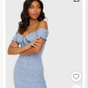 Blå klänning - En super söt blå klänning från Nelly i storlek S. Aldrig använt utan endas testad. Säljer pga för kort för mig. Frakt ingår ej i priset! 