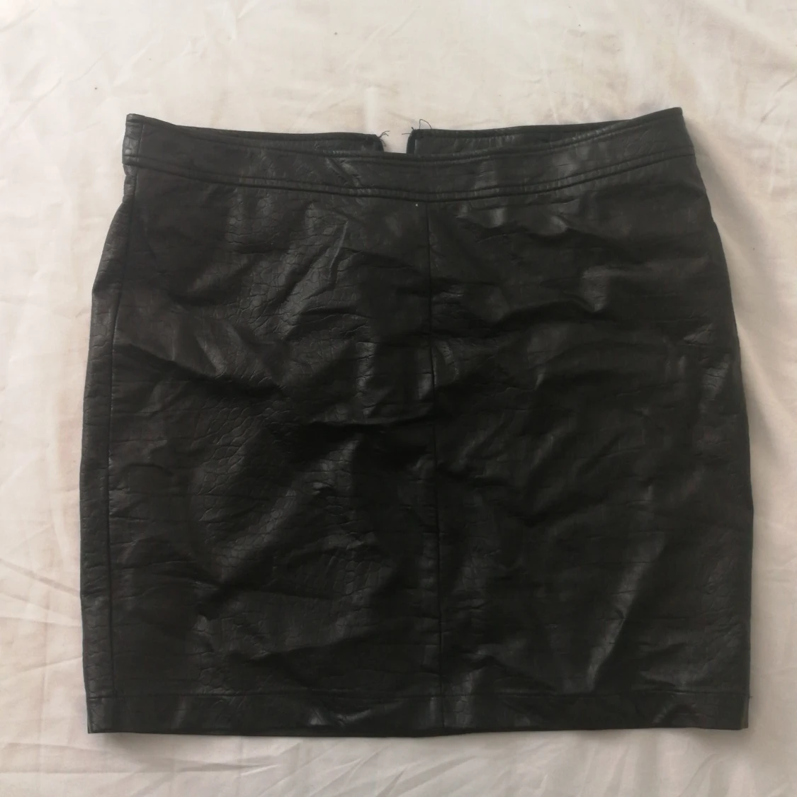 Fake läderkjol med dragkedja i ryggen 