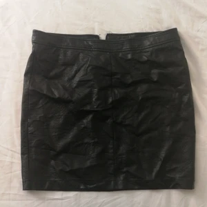 Fake läderkjol med dragkedja i ryggen  - En 'läderkjol' I storlek 44 från kapahl. 