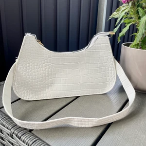 Söt väska  - Fin vit liten väska i skinnimitation🤍 50kr+frakt 