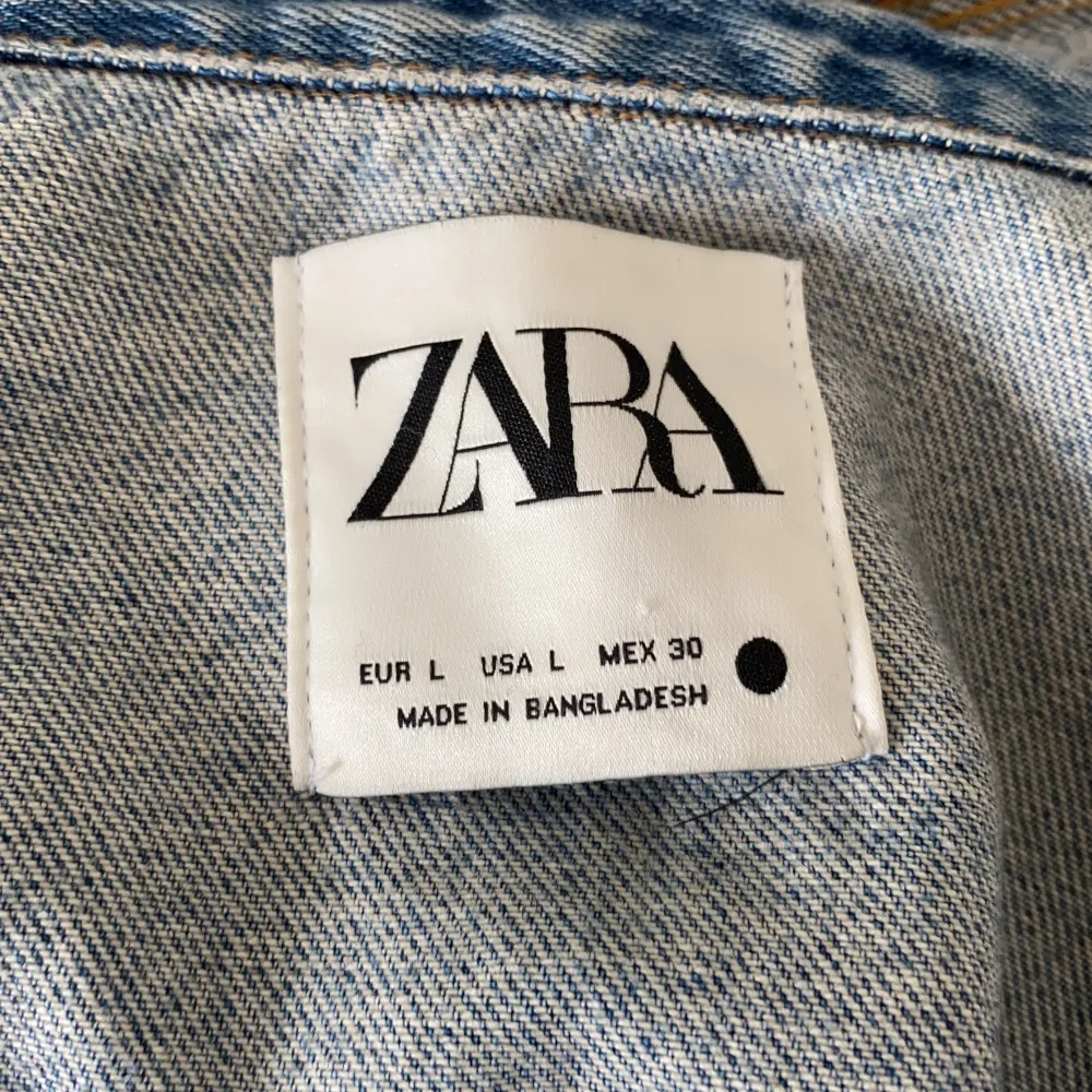 galet snygg jeansjacka från Zara i storlek L, men sitter snyggt oversized på mig som vanligtvis har XS eller S. Använd några få gånger så i fint skick, säljer enbart pga att jag behöver pengarna😢 Bud är bindande!!!. Jackor.