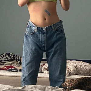 Levi’s jeans - raka Levi’s 501 jeans som jag säljer pga de är för stora på mig. storleken på dom är W36 L30. är osäker på om de är lowwaist eller midwaist. kom på budförslag 