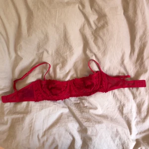 Balconette bh - Röd spets balconette-bh! Väldigt romantisk;)