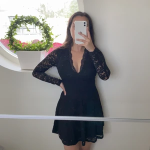 Svart klänning  - V ringad, spets material 