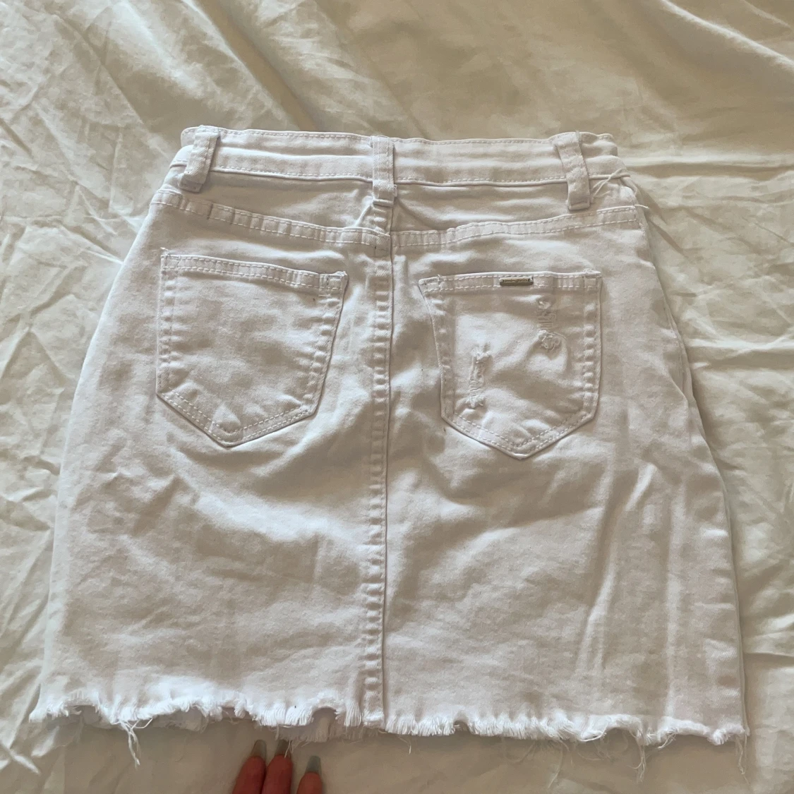 Vit jeanskjol får chelsea med pärlor i storlek 34 - 90