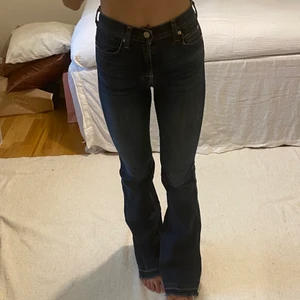 Flare jeans 7 For All Mankind - Jeans i flare från 7 For All Mankind. De är väldigt fina förutom ett hål vid en bakficka som lätt går att fixa. Nypris 2500kr, MITT PRIS: 99kr.