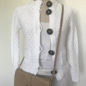 Dagmar Fortuna kofta stl XS nyskick! - En ikonisk kofta från Dagmar, kritvit i färg med stora knappar med logga. I bomull och i nyskick. Storlek 32-34. Butikspriset var ca 2200kr.