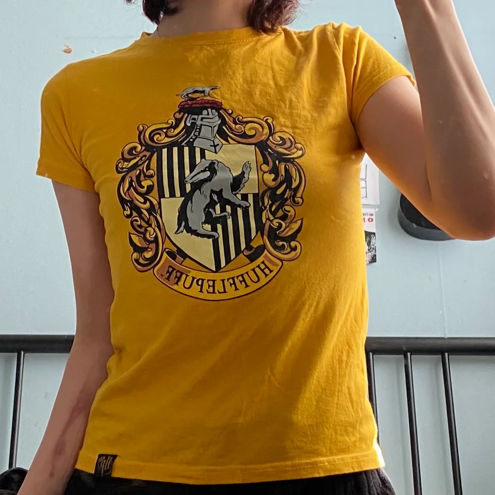 säljer denna äkta Harry Potter tishan i barnstorlek. jag är en A-kupa så sitter nog snyggt och tight på någon med större bröst ❤️. T-shirts.
