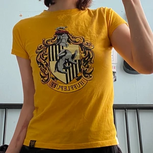 T-shirt - säljer denna äkta Harry Potter tishan i barnstorlek. jag är en A-kupa så sitter nog snyggt och tight på någon med större bröst ❤️