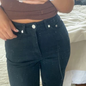 svarta raka jeans  - Supersnygga svarta jeans från Weekday i modellen rowe. Framhäver kurvor och är perfekt raka. Jag älskar denna modellen och har flera, därav att jag säljer dessa. Använda max 5 gånger och är som nya! Köpsta för 500kr och säljs för 250kr + frakt 66kr ✈️