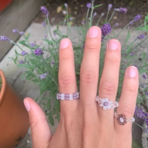 Ringar - Säljer super fina handgjorda ringar! Perfekta att ha i sommar till alla olika sommar outfits.   Finns i flera olika modeller, storlekar och färger🌸🌼🌺  Ringarna kostar 15 kr/ st Paketpris: 5 st för 60 kr 10 st för 120 kr  Välj bland modeller på bilderna eller önska en egen modell och färg av de vi har.   OBS! Frakt tillkommer  Hör av er i chatten vid funderingar och frågor om våra produkter 😜