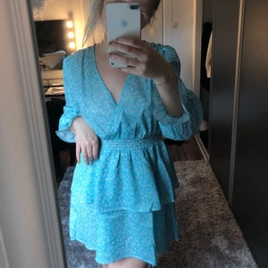 Blommig blå klänning💙💙 - Super fin söt klänning i storlek S💙💙