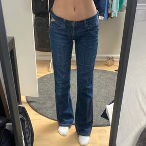 Lågmidjade Replay-jeans som ej kommer till användning! ❤️ Innerbenslängd: 72cm. Skriv för mer info