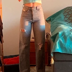 Raka jeans med slitningar - Säljer ett par supersnygga jeans med hål från H&M i stl 32, passar även en liten 34a✨ Fint skick och säljer för 150kr + frakt✨ skriv ifall du undrar något✨