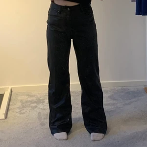 Snygga skinnbyxor  - Svarta skinnbyxor från H&M, helt oanvända med prislapp kvar. Storleken är 42 men jag brukar ha 38/40 i jeans och de ser ut såhär på mej så om man vill ha lite baggy känsla är de perfekt. De är väldigt skönt material och stretchiga, man kan lätt röra sig i dom. Slutsålda på hemsidan. 💕150 + frakt