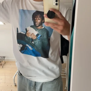 Lil Uzi Vert Graphic T-shirt - T-shirt med Lil Uzi Vert print, skick 9/10 använd ett fåtal gånger. Bud från 300kr. Storlek M. Kan skickas, köparen står för frakt.