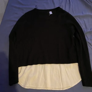 Tröja - Använd 2 gånger och kommer inte till användning mer. Söt tröja och väldigt mysig med vit skjorta detalj. 