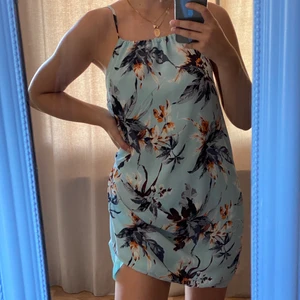 Klänning - Rak klänning. Knyts i ryggen så du kan justera axelbanden. 