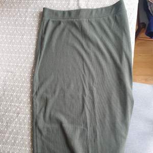 Enkel rubbad knälång kjol, från hm. Aldrig använd. Fin grön färg