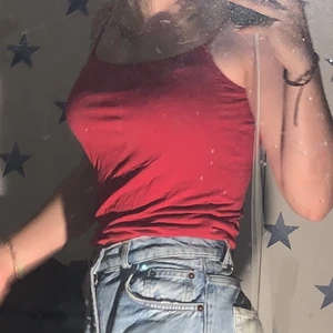 Rött linne  - Rött line från Esprit. Använt bara några gånger. Bra skick. Kan dela på frakten eller mötas i Norrköping. Storlek L men passar som s. Stretchigt tyg.