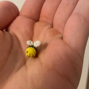 Virkad mini, mini humla  - Handgjord virkad mini, mini humla. Gul färg. Material; bomullstråd , polyester vadd Mått: ca 1 cm • 0,7 cm. Frakt inom Sverige ingår i priset. Betalas med Swish. 