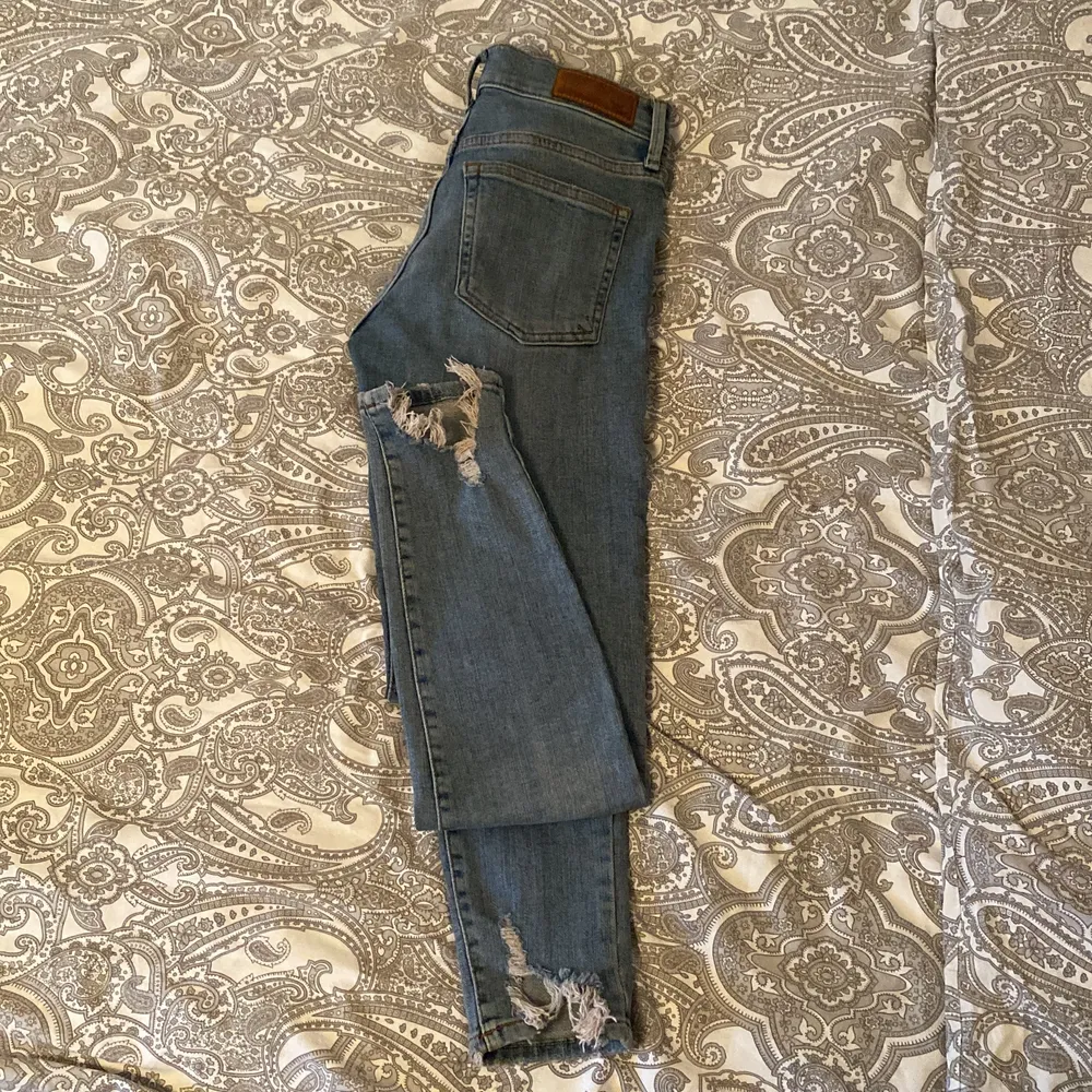 Första bilden lånad av den förra ägaren!! Ljusblåa jeans från bikbok, köptes av en annan säljare men de passar ej mig så jag säljer de vidare. Använda ett fåtal gånger men i väldigt fint skick. Nypris 200kr, säljer nu för 100kr. 💗. Jeans & Byxor.