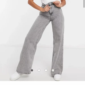 Gråa jeans  - Populära jeans som är slutsålda på hemsidan! Jag är 1,70. Jeansen är köpa i 32 men fungerar till 34 då de är stretchiga. 