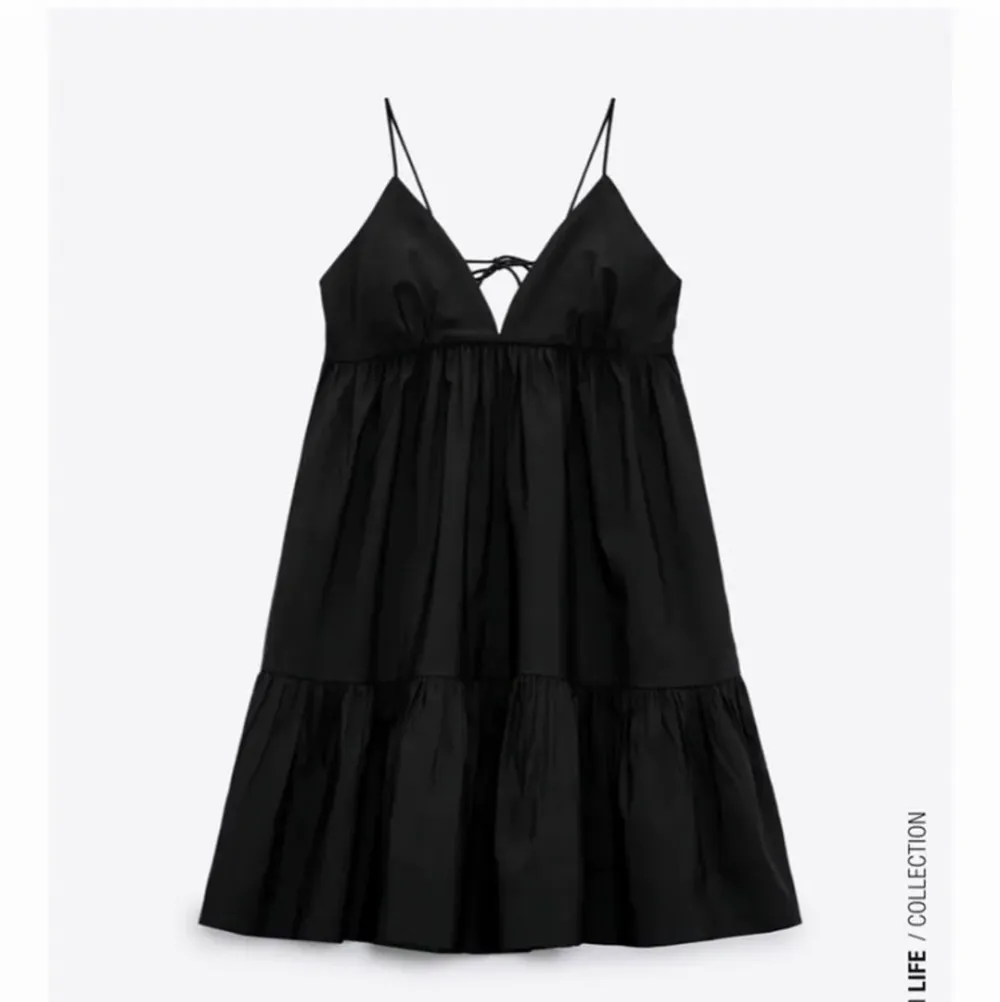 Säljer denna fina knappt använda slutsålda klänningen ifrån Zara i storlek L (väldigt liten i storlek)! Jag har vanligtvis en S/M, denna passar mig perfekt.. Klänningar.