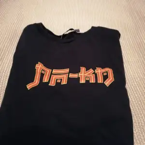 En svart t-shirt från NA-KD<3 