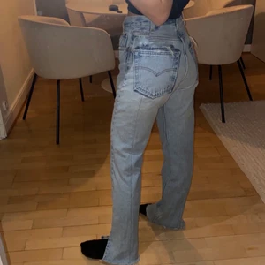 Levis jeans - Säljer mina Levis jeans (köpta på EB denim) de är dock avklippa så passar någon som är ca 160❤️ köpta för 2300kr 