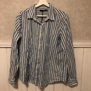 Blårandig skjorta från bikbok - Använd en gång, väldigt fint skick. 