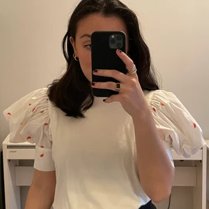 SILVIA TCHERASI XS  - Väldigt fin tröja med puffärmar. Aldrig använd dock med prislappen kvar. Väldigt fint skick. Köpt i Spanien.