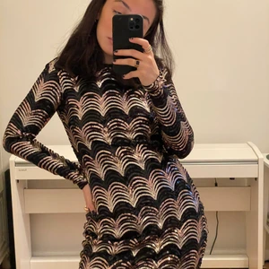 Nelly nyårsklänning XS - Jättefin nyårsklänning. Bara använd en gång på nyår med en jättefin rygg. Väldigt fin att ha till fest eller liknande. Storlek XS