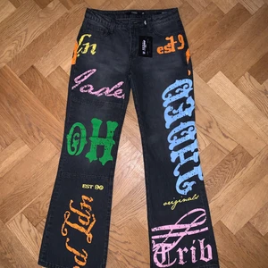 Petite honey bum print low rise jeans  - Säljer dessa snygga jeans från Jaded London. Helt nya och oanvända i storlek w25. Är själv 165cm och jeansen passar perfekt i längden med då dom är lite för tajta i midjan. 