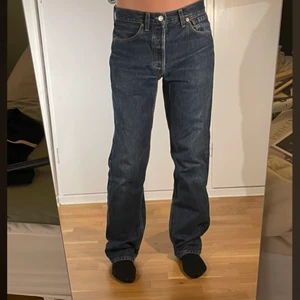 Levis jeans - Baggy mörkblåa jeans från Levis! Köpta secondhand men i fint skick. Är i herrmodell men funkar för alla!              Storleken är ungefär en större 36a i dammodell. Är 170 cm för referens. Kan dras ner så att det blir lowrise!