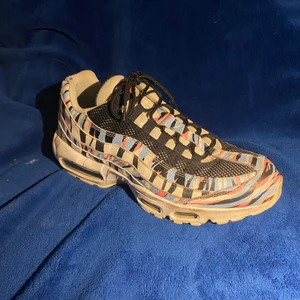 Nike Air Max South Korea - Nike Air Max South Korea. Har använts ett fåtal gånger, är i mycket gott skick. Köptes för 1500 kr. Storlek 44,5. Köpes direkt för 800 annars buda i kommentarerna.🤠