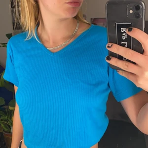 Söt blå topp - Säljer denna söta blå topp som är lite croppad i modellen. Står M på lappen men skulle säga att den är en S💖💖💖
