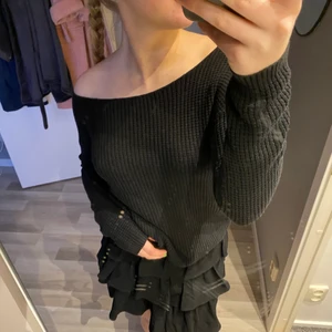 Svart tröja - Fin svart tröja i stickat. Basic tröja som passar till allt! 70 kr plus frakt❤️ storlek S!
