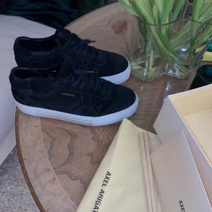 Axel arigato sneakers  - Axel arigatos, i modellen ”clean 90 suede black” fint skick! Kommer med sin låda, kvitto, dustbag!!
