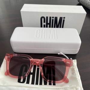 Säljer mina älskade chimi glasögon i modellen 004. De är använda ett fåtal gånger och som nya. Säljer då jag har många andra solglasögon och de inte kommer till användning. ❤️‍🔥 nypris 1000