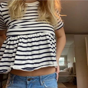 Zara randig topp - Säljer denna superfina zara topp med prislapp kvar alltså aldrig använd och i nyskick❤️ i storlek m men passar s också! Frakt kostar 66 kr ❤️