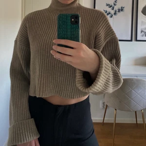 Stickad tröja från Zara - Fin beige stickad polotröja från Zara, endast använd en gång. 