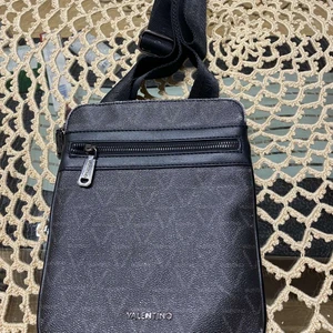 Valentino väska herr - Hej säljer nu min valentino väska på grund av att har ingen användning för den fint Skick