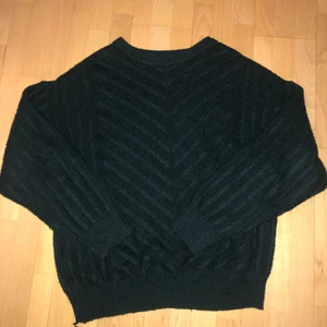 Grön stickad tröja - Grön stickad tröja. Har ett litet hål på armen som man ser på tredje bilden men det är inget man lägger märket till. Sitter ganska stort på mig som är s.Köparen står för frakten 