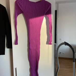 Säljer min klänning från hm, helt ny! Storlek XS, säljer den för 200 kr💞 Köparen står för frakt 