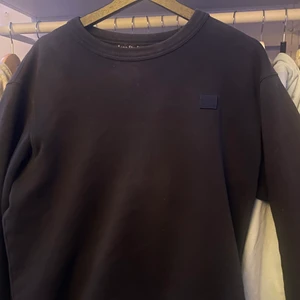Acne studios sweatshirt - En svart acne studios tröja storlek S. Säljer den för 500kr då jag vill bli av med den. Nypris Ca 2000kr