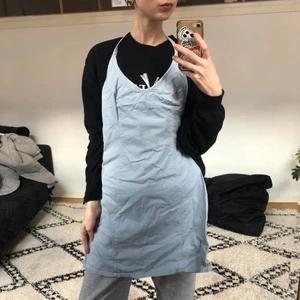 Jeansklänning  - Halterneck jeansklänning med öppen rygg