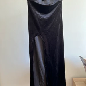 Sammetskjol med slits - Svart Sammetskjol från weekday med hög, rund slits. Aldrig använd, strl S